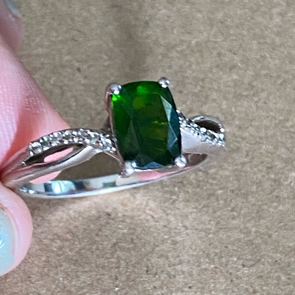STS - Emerald Green Stone - Sterling Silver 925 Ring with Diamond Detailed band - Picture 17 of 17